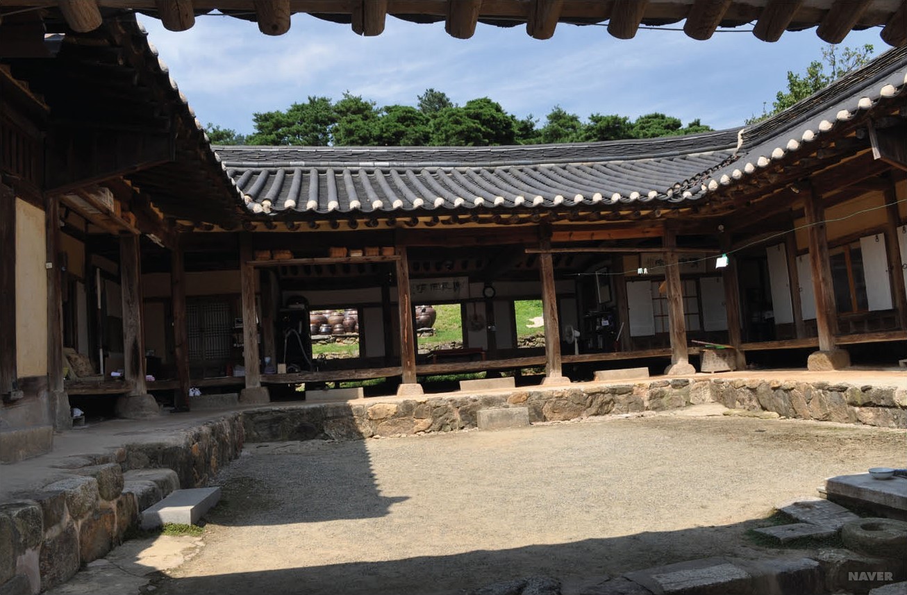 논산 명재고택 - 개방감이 느껴지는 안채