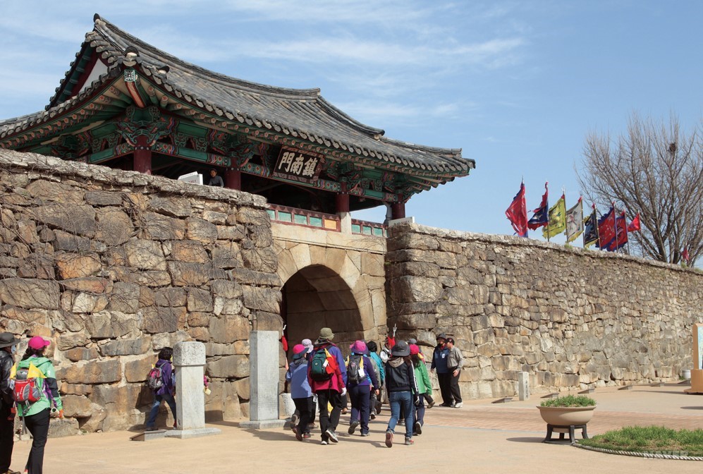 큰 바닷가에 임한 해미의 읍성 - 해미읍성 진남문과 비석군