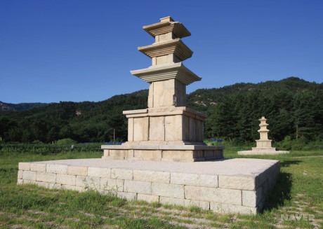 경주 남산 동쪽에 위치한 염불사지 삼층 석탑