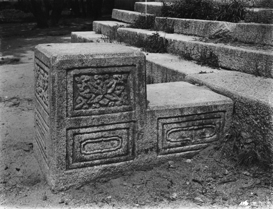 경복궁 - 서울 경복궁 중 융문당 계단 앞 노둣돌 좌측면