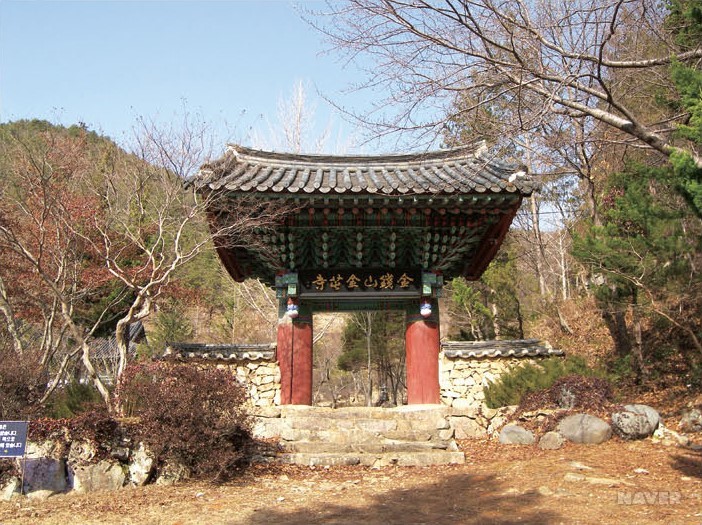 순천 금둔사 납월매 - 일주문