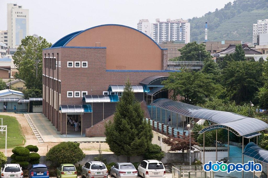 진영장등중학교 - 구) 진영여자중학교 급식소와 체육관