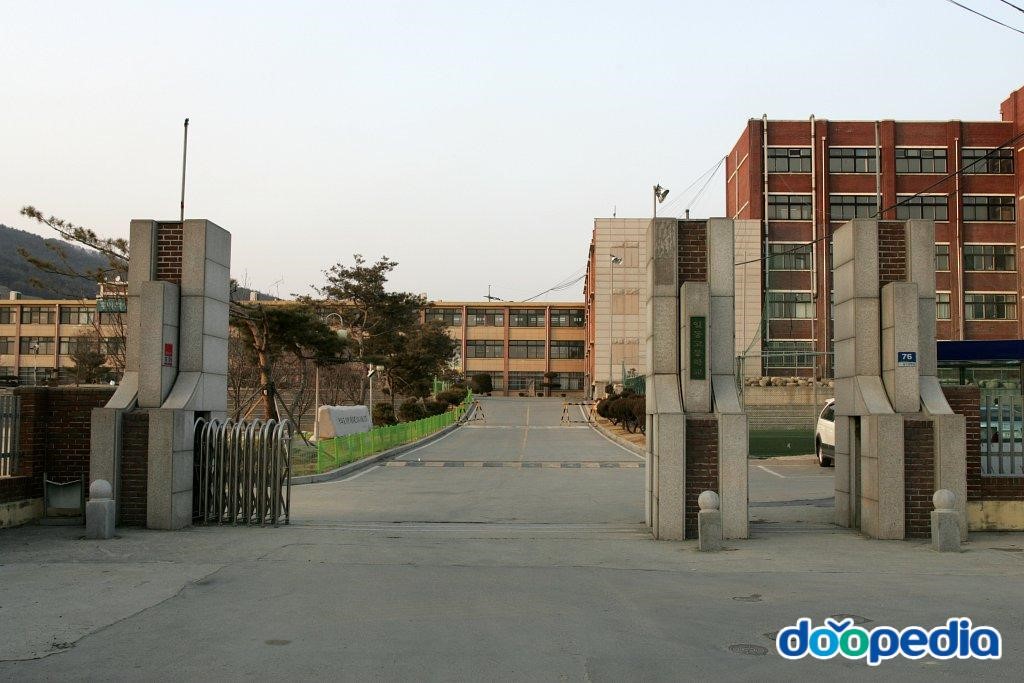 일동고등학교 - 일동고등학교 교문