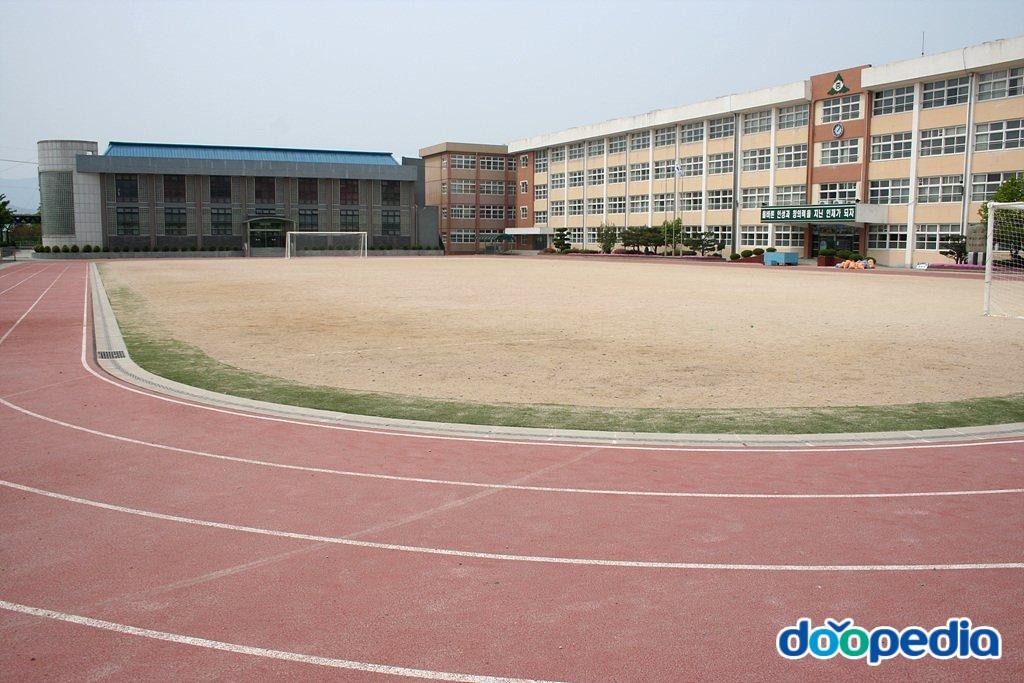 신라중학교 - 신라중학교 운동장