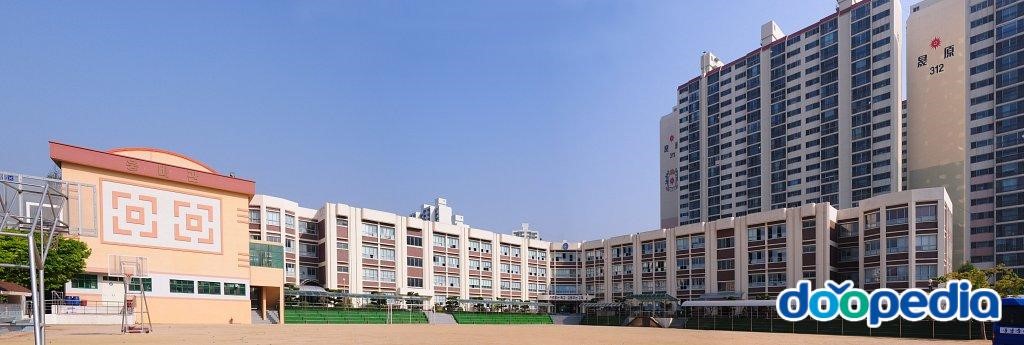 웅남중학교