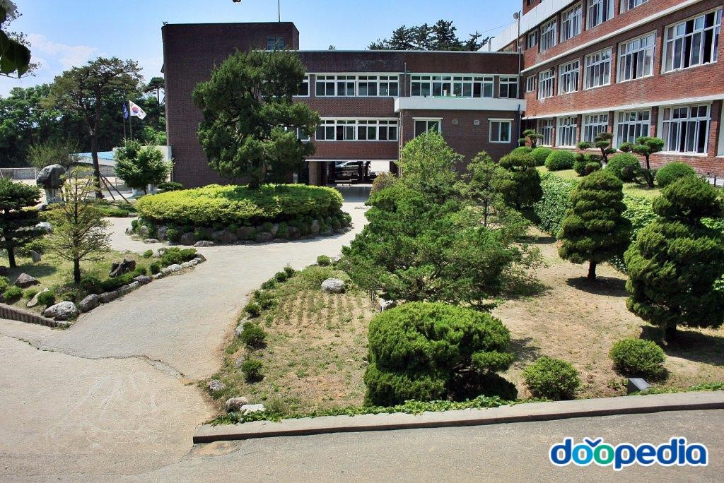 강릉명륜고등학교 - 강릉명륜고등학교 정원