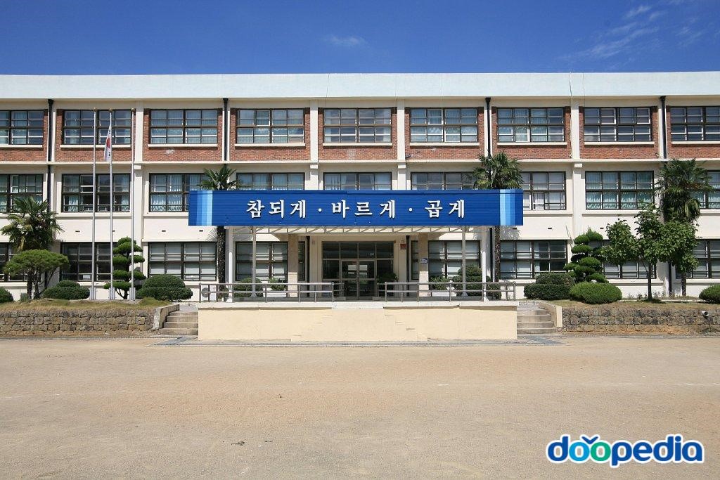 항도여자중학교 - 목포항도여자중학교 구령대