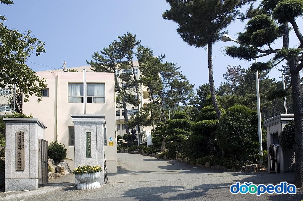 금정전자공업고등학교 - 금정전자공업고등학교 교문
