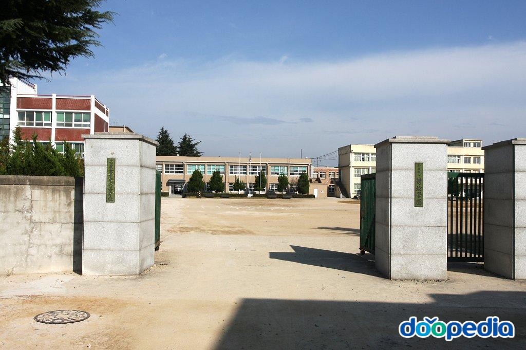 안강여자중학교 - 안강여자중학교 정문