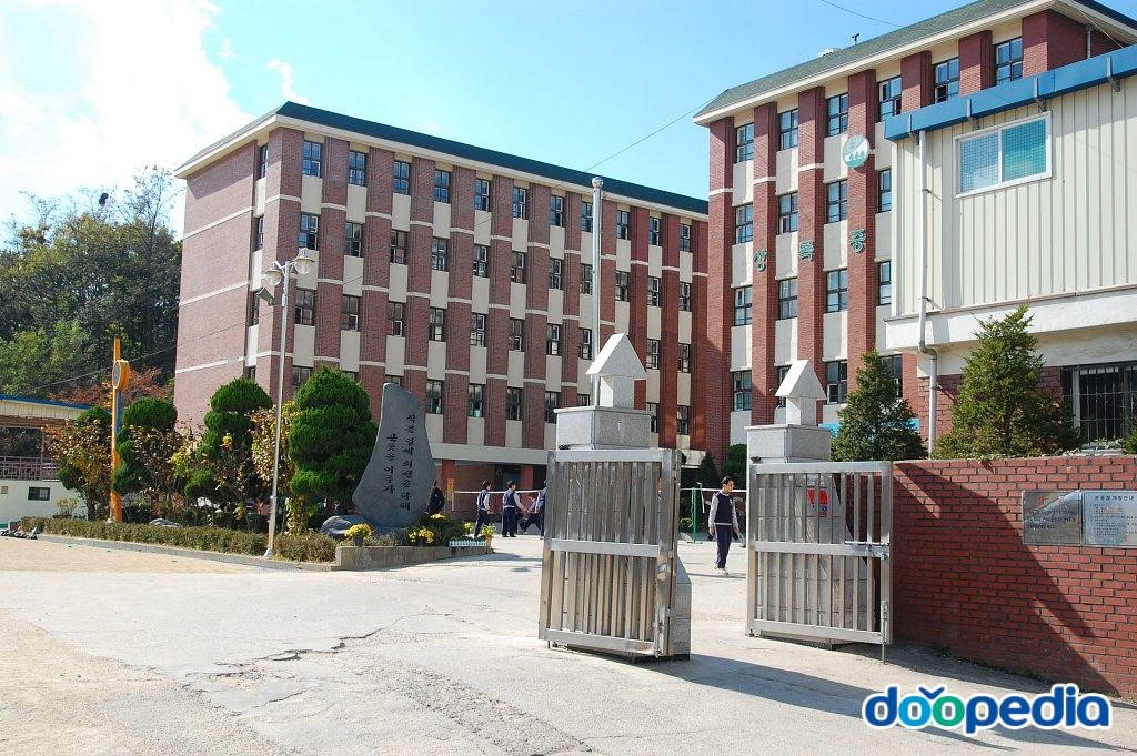 상록중학교 - 상록중학교 교문