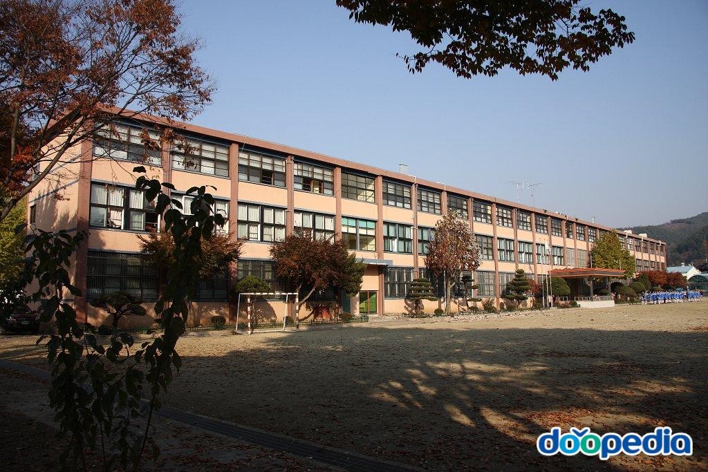 청운중학교