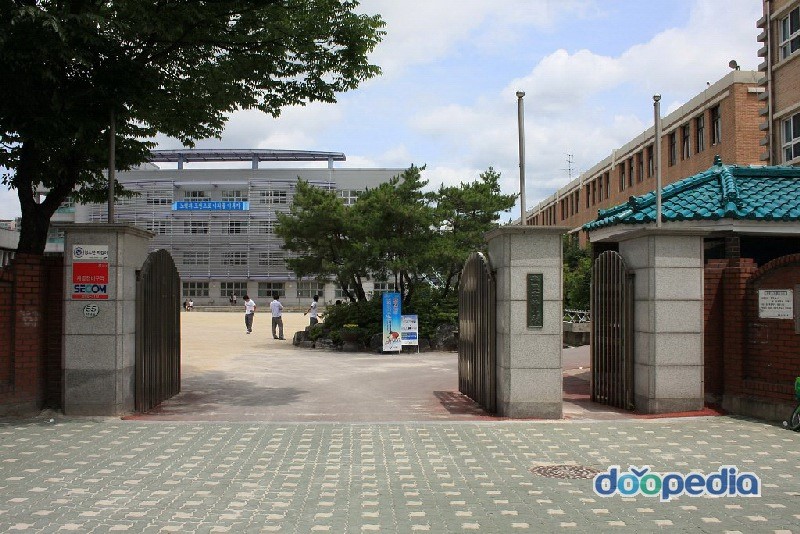 태릉고등학교 - 태릉고등학교 교문