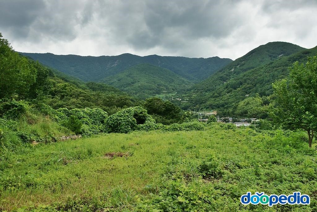 화악산 - 평양리로 하산길에 뒤돌아보는 화악산