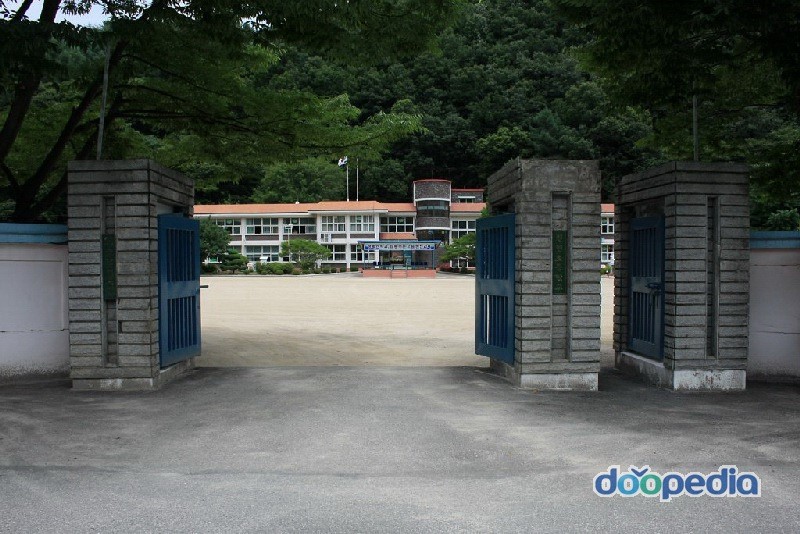 원천초등학교 - 원천초등학교 교문