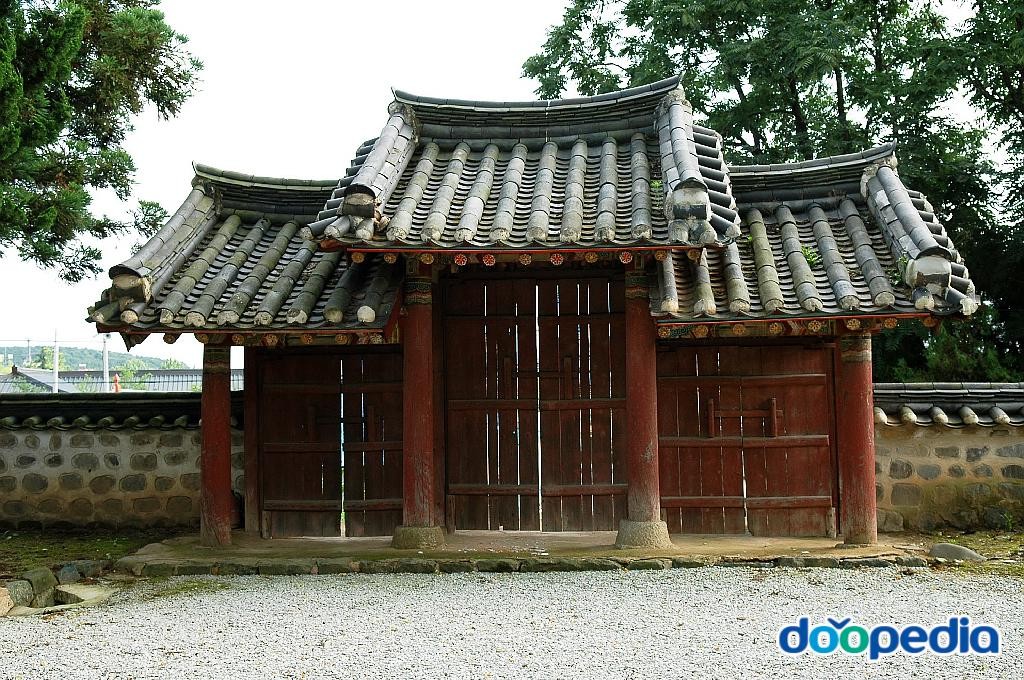 부여향교 - 부여향교 솟을삼문