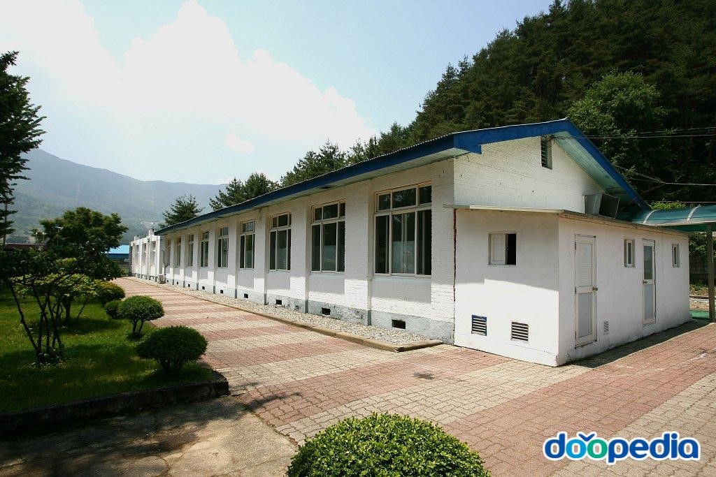 신리초등학교 - 신리초등학교 부속건물