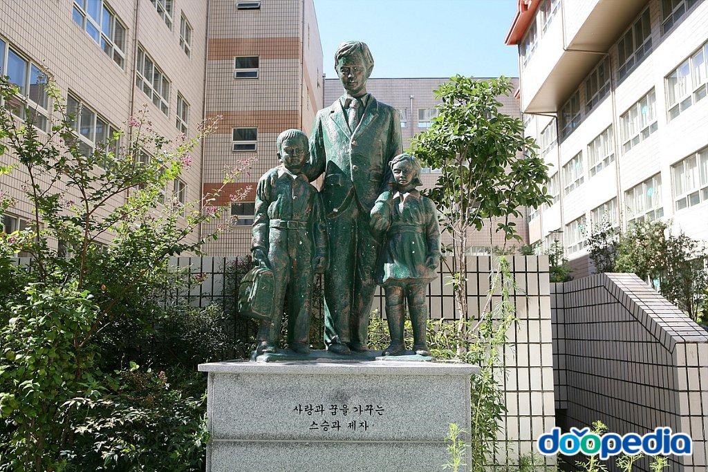 반안초등학교 - 반안초등학교 동상