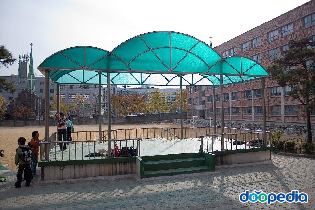안산초등학교 - 안산초등학교 중앙 교단