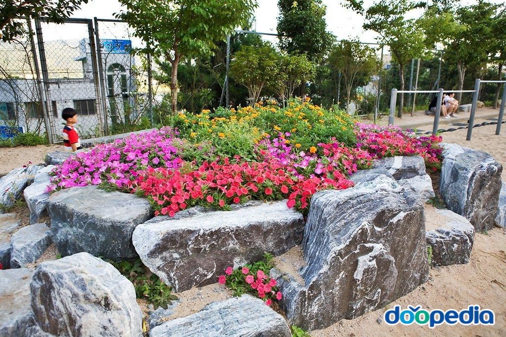 오봉초등학교 - 오봉초등학교 화단