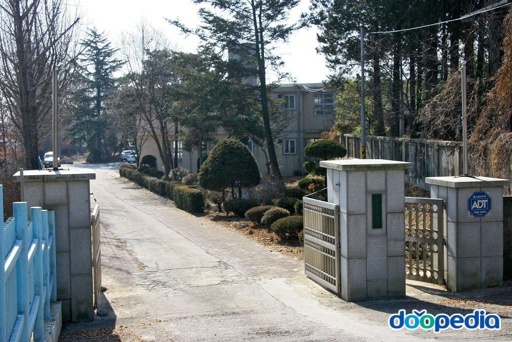 흥암리 - 흥암리 왕궁중학교