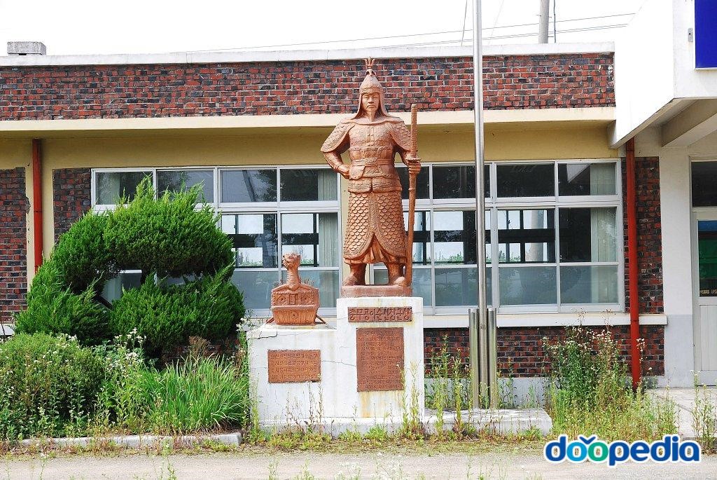 백석포초등학교 - 백석포초등학교 충무공 동상