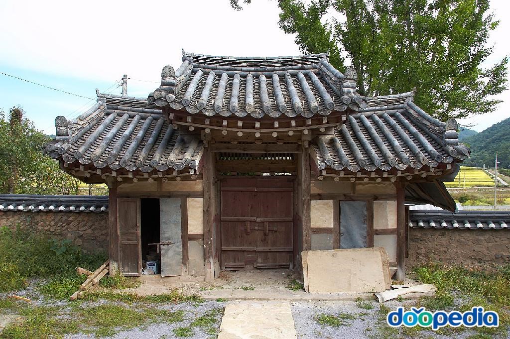 벽지리 충효사 - 벽지리 충효사 솟을삼문