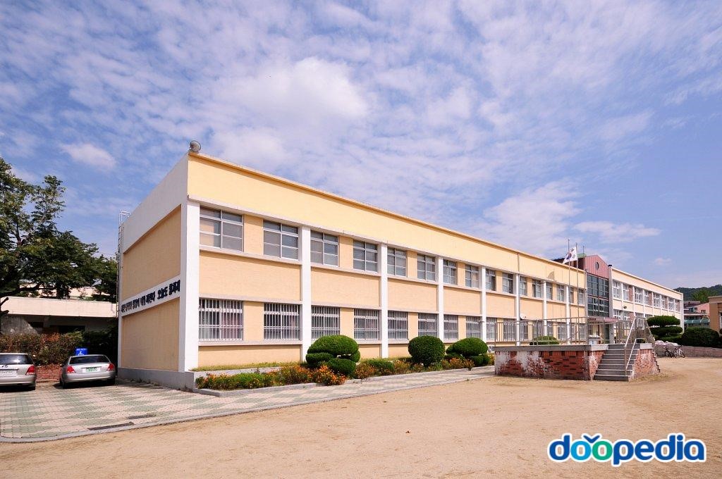 공산중학교