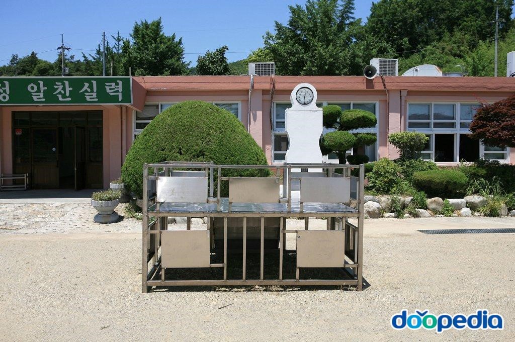 노동초등학교 - 노동초등학교 구령대