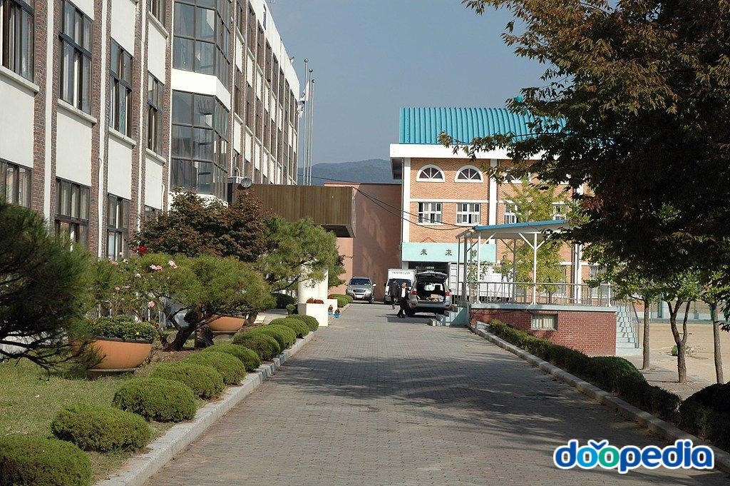 청운중학교