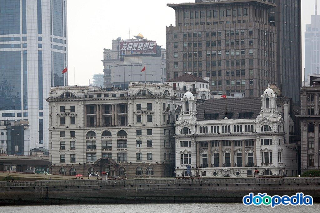 야시야다러우 - 중국태평양보험공사(왼편)