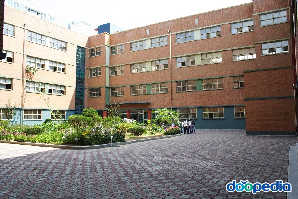 신봉초등학교 - 신봉초등학교 중앙 정원
