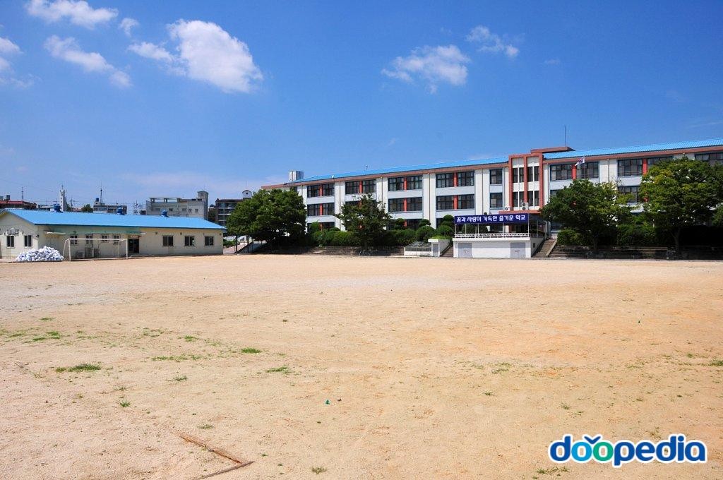 전일중학교