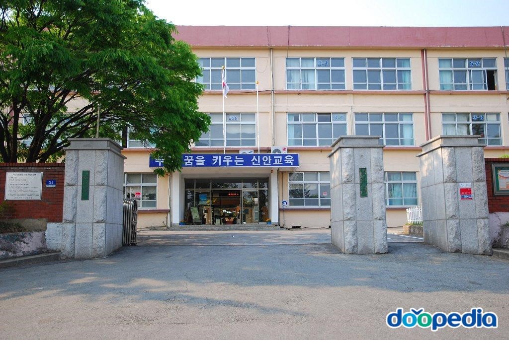 천안신안초등학교 - 천안신안초등학교 교문