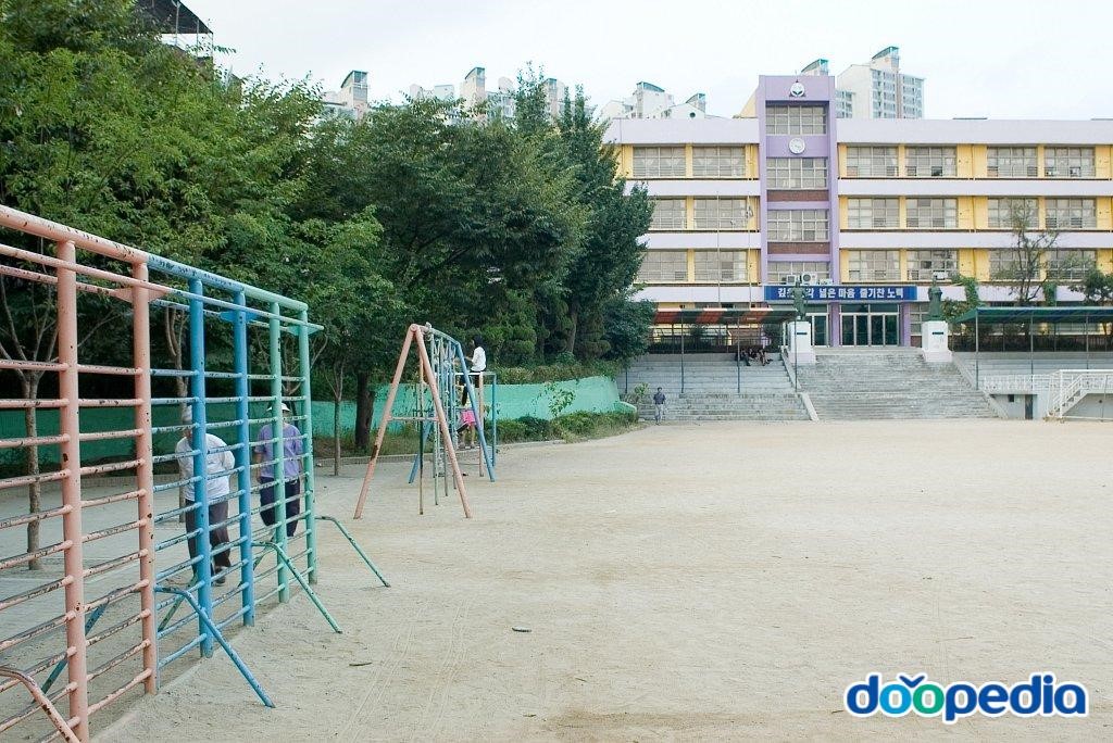 서울신봉초등학교 - 신봉초등학교 운동장 체육시설