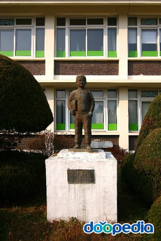 창림초등학교 - 창림초등학교 동상