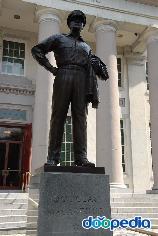 맥아더 장군 기념관 앞 동상