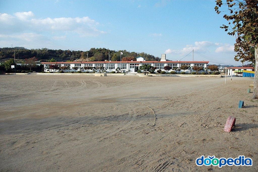 옥산초등학교 - 옥산초등학교 소로분교 운동장
