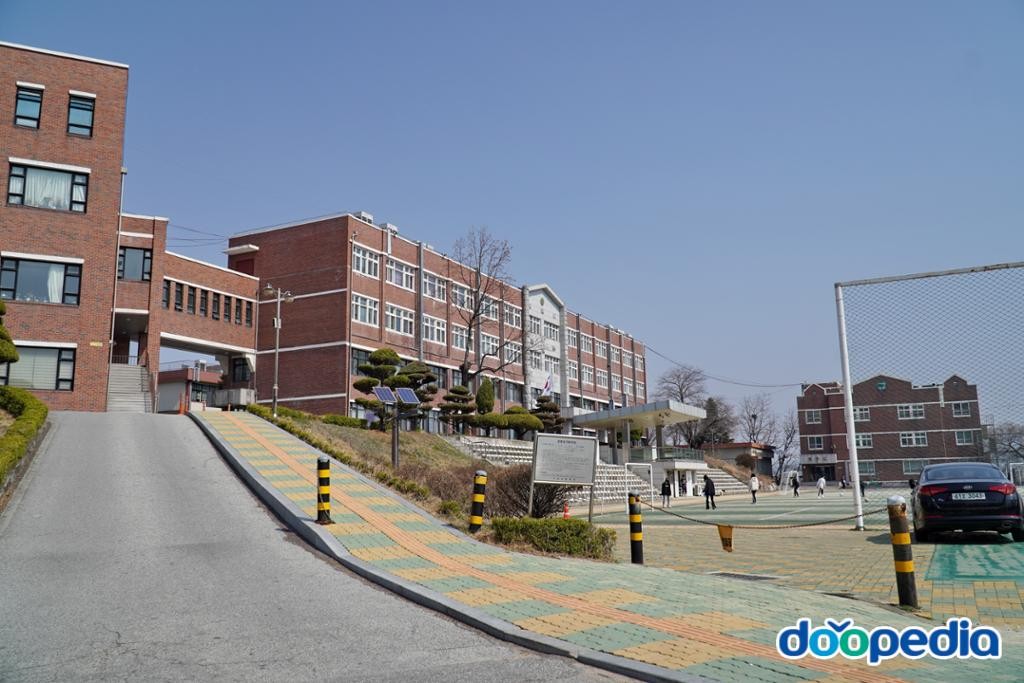 부원고등학교 - 부원고등학교 본관 및 운동장