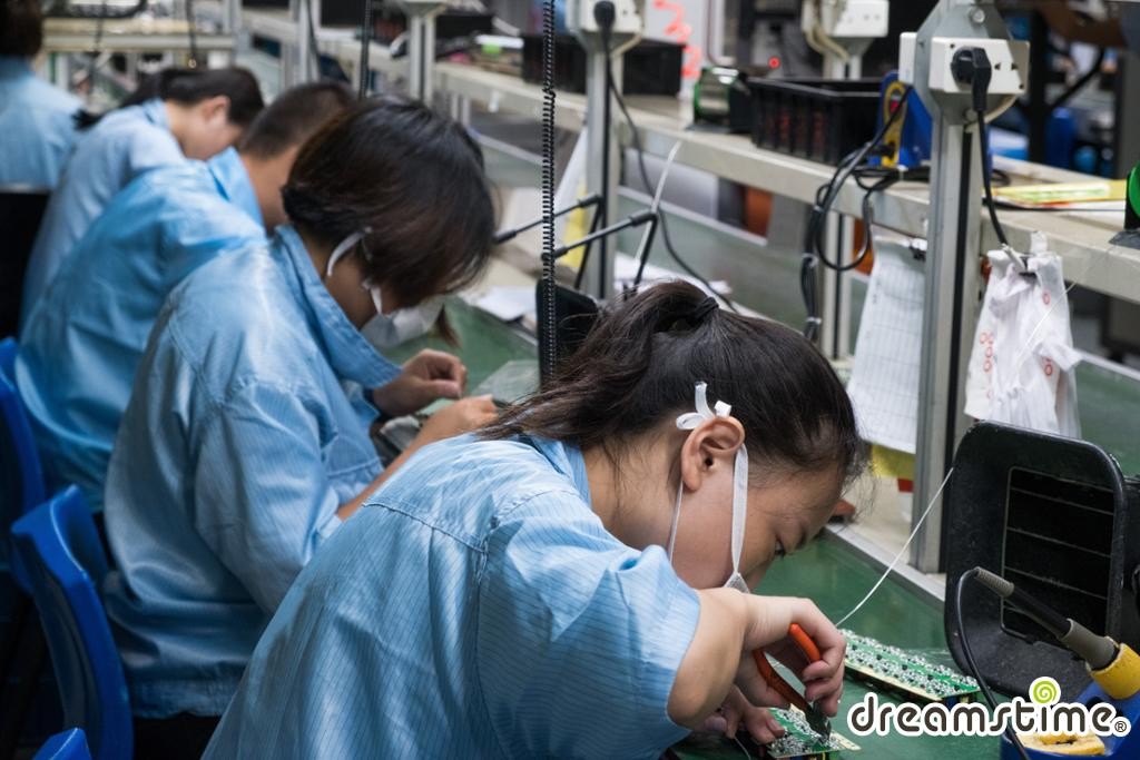 전자공업 - 전자기기 공장의 노동자들