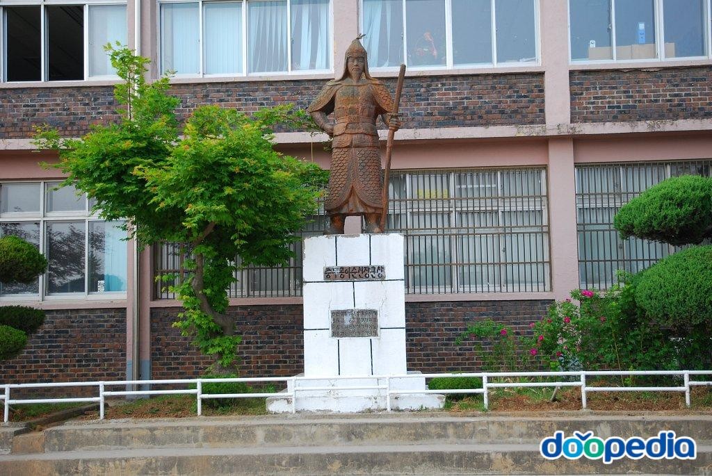 천안중앙초등학교 - 천안중앙초등학교 충무공상