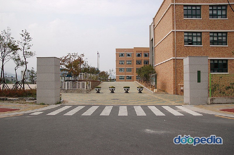 신천초등학교 - 신천초등학교 교문