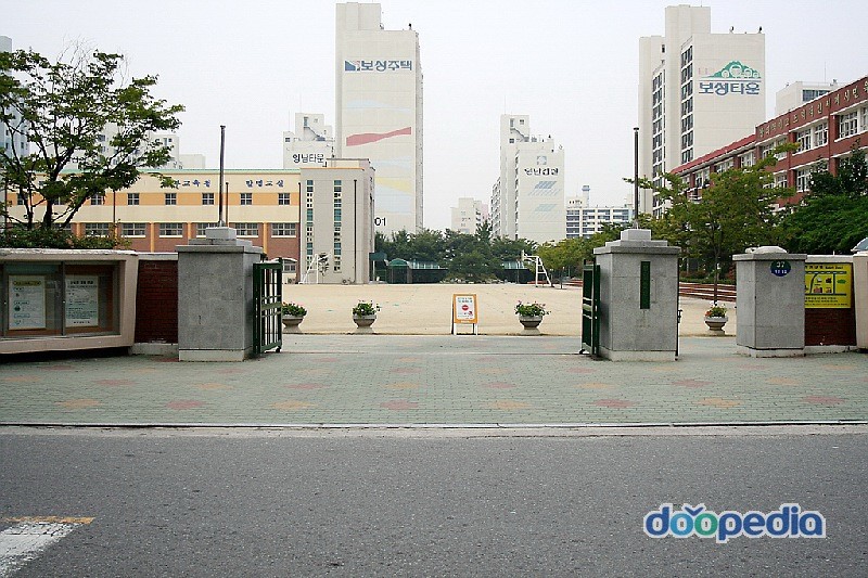 범일중학교 - 범일중학교 교문