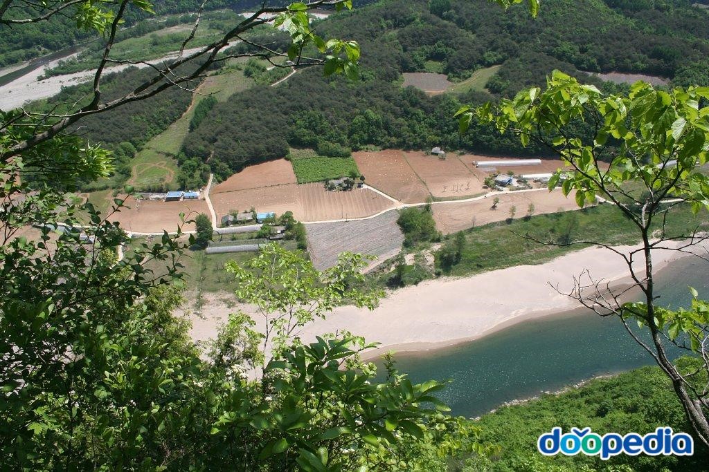 백운산 - 능선을 오르는 중에 본 동강