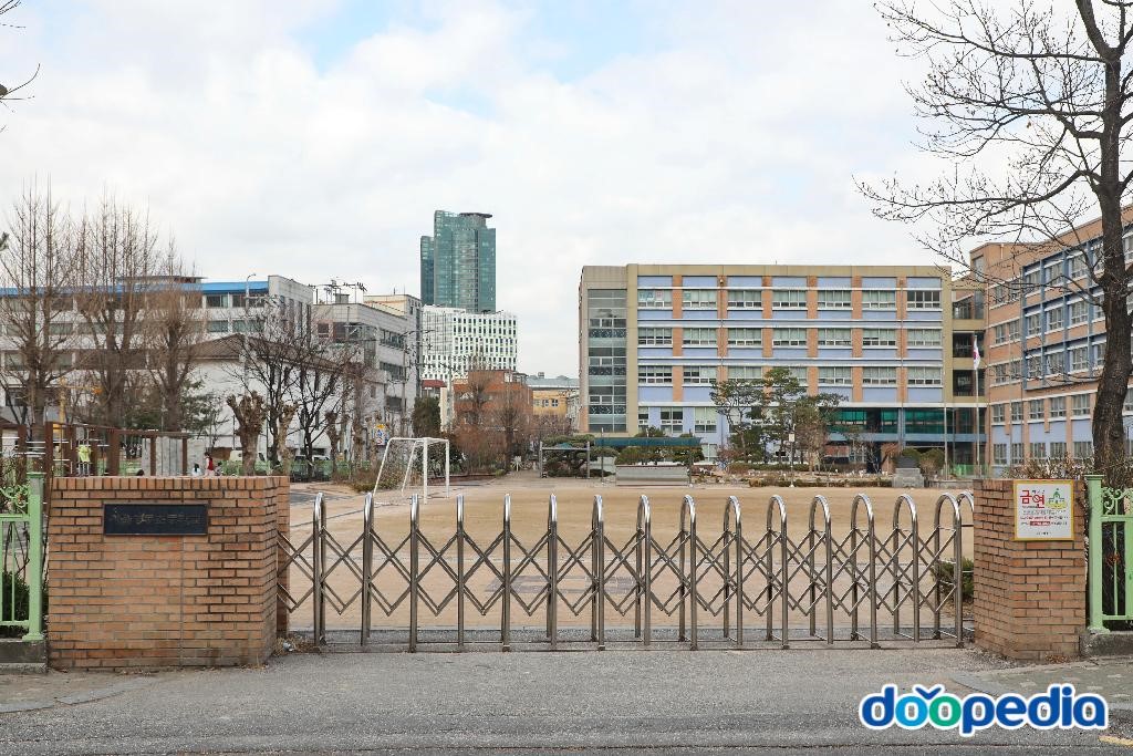 서울경동초등학교 - 서울경동초등학교 교문