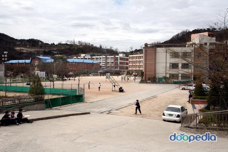 청운중학교