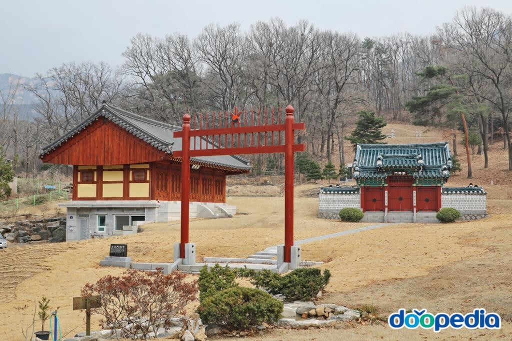 화의군 이영 묘역 - 충경사
