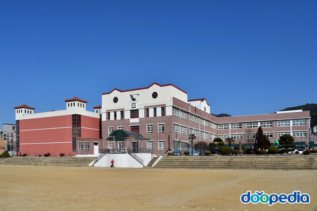 용원동 - 용원초등학교