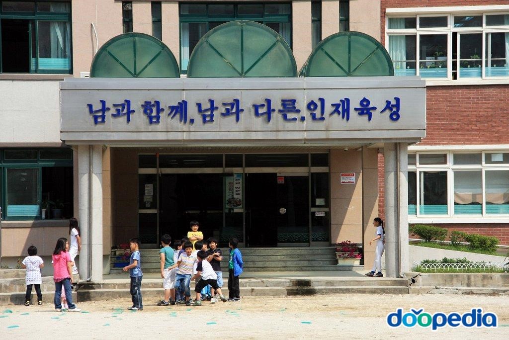 청대초등학교 - 청대초등학교 중앙현관