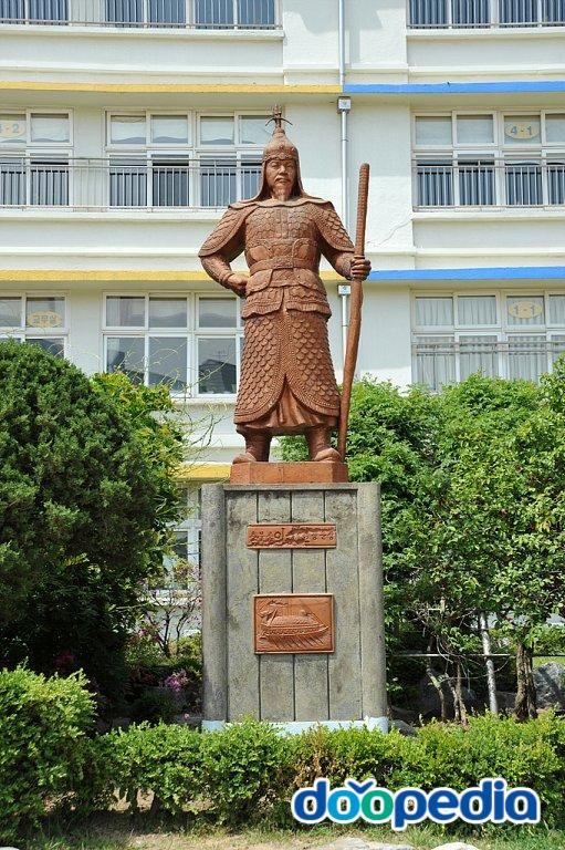 신장초등학교 - 신장초등학교 이순신 동상