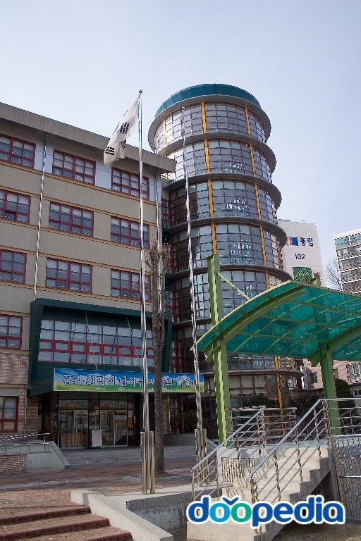 서울홍제초등학교 - 홍제초등학교 국기계양대